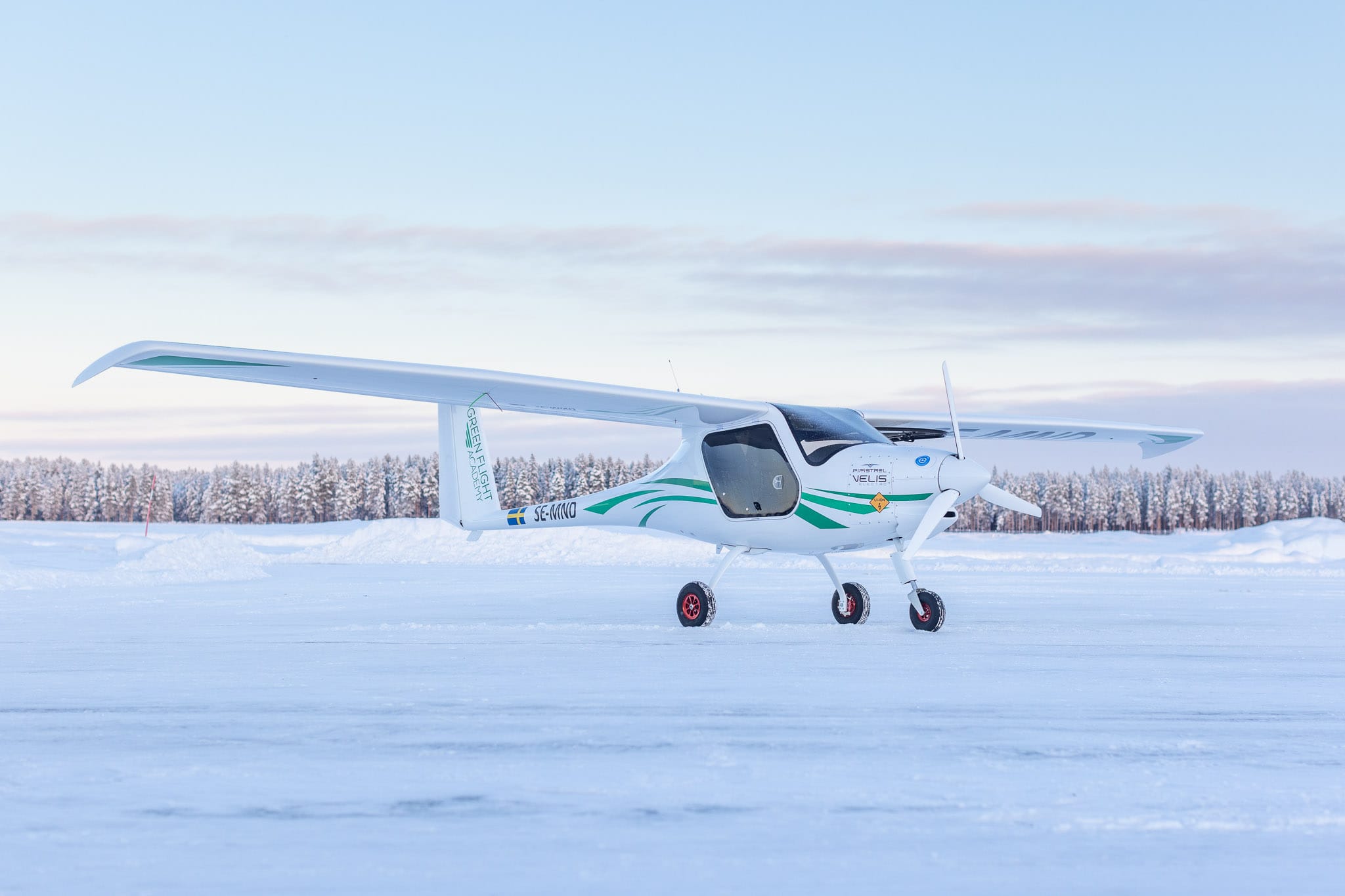 Litet flygplan på snötäckt mark.