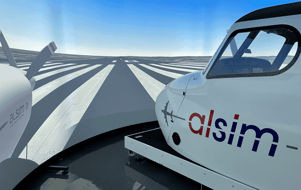 Flygsimulator uppställd på en virtuell landningsbana.