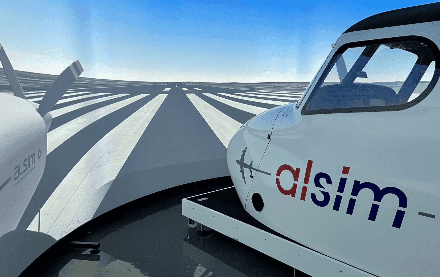 Flygsimulator uppställd på en virtuell landningsbana.