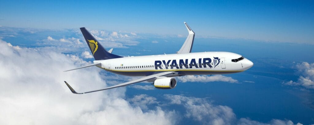 Flygplan i luften med blå himmel