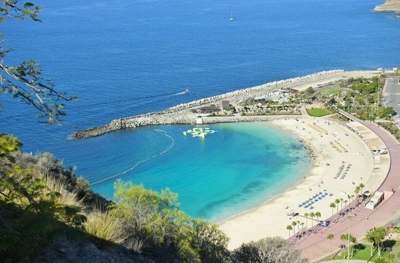 Strand med turkost vatten och vit sand.